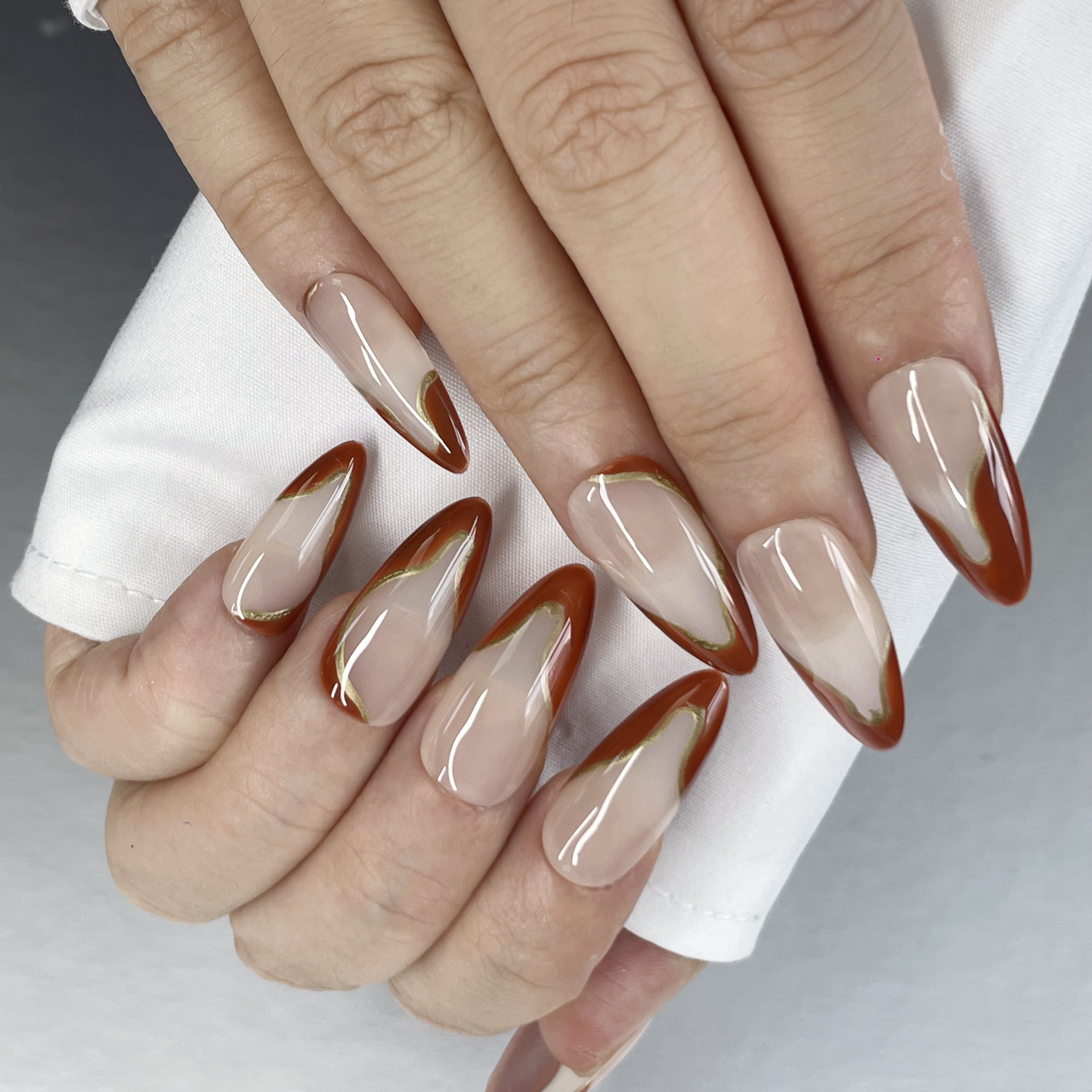 Chic Minimalist Press-On Nails – Nude + Brown with Golden Accents(K47)