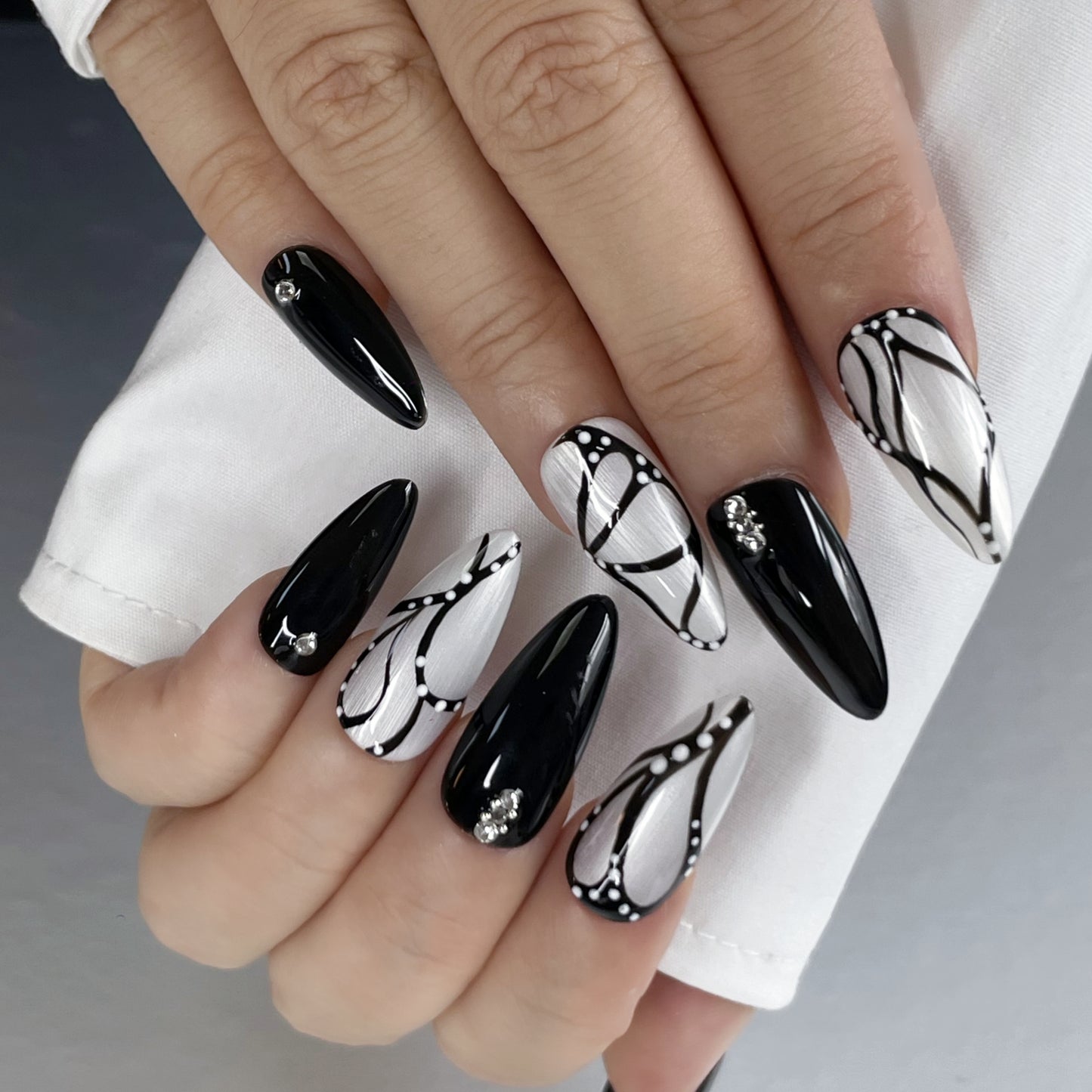 Elegant Long Nails – Minimalist Black & White with Sparkle(K64)