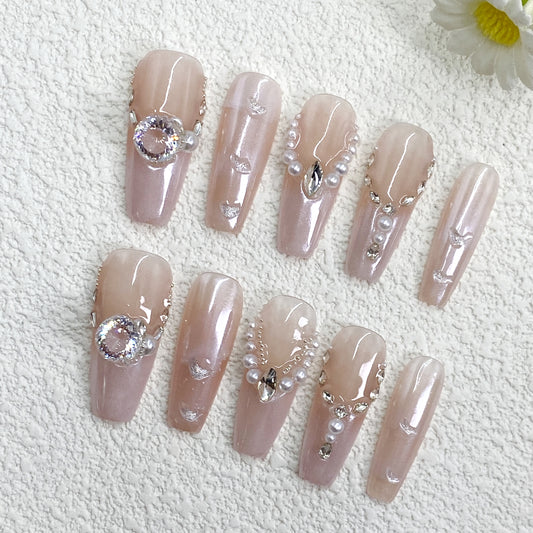 “Elegant Nude Pink Press-On Nails with Rhinestones, Pearls & Chain Details – Jewelry-Inspired Luxury Manicure”（265）