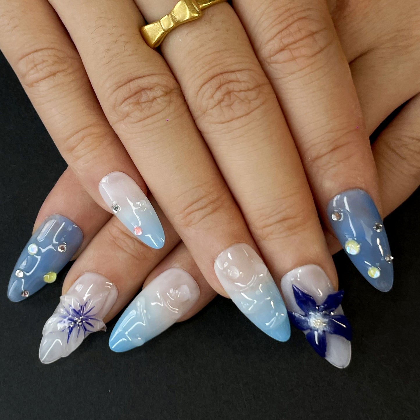 Blue & White Press-On Nails – 3D Floral Accents, Rhinestones & Colorful Dots, Elegant Summer-Inspired Design in Soft and Deep Blue Tones（K21）