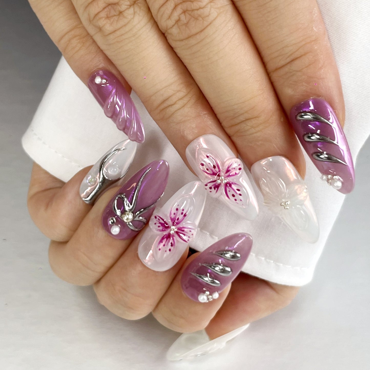 Elegant Romance: Red & White Press-On Nails with Pearls & Flowers（K56）