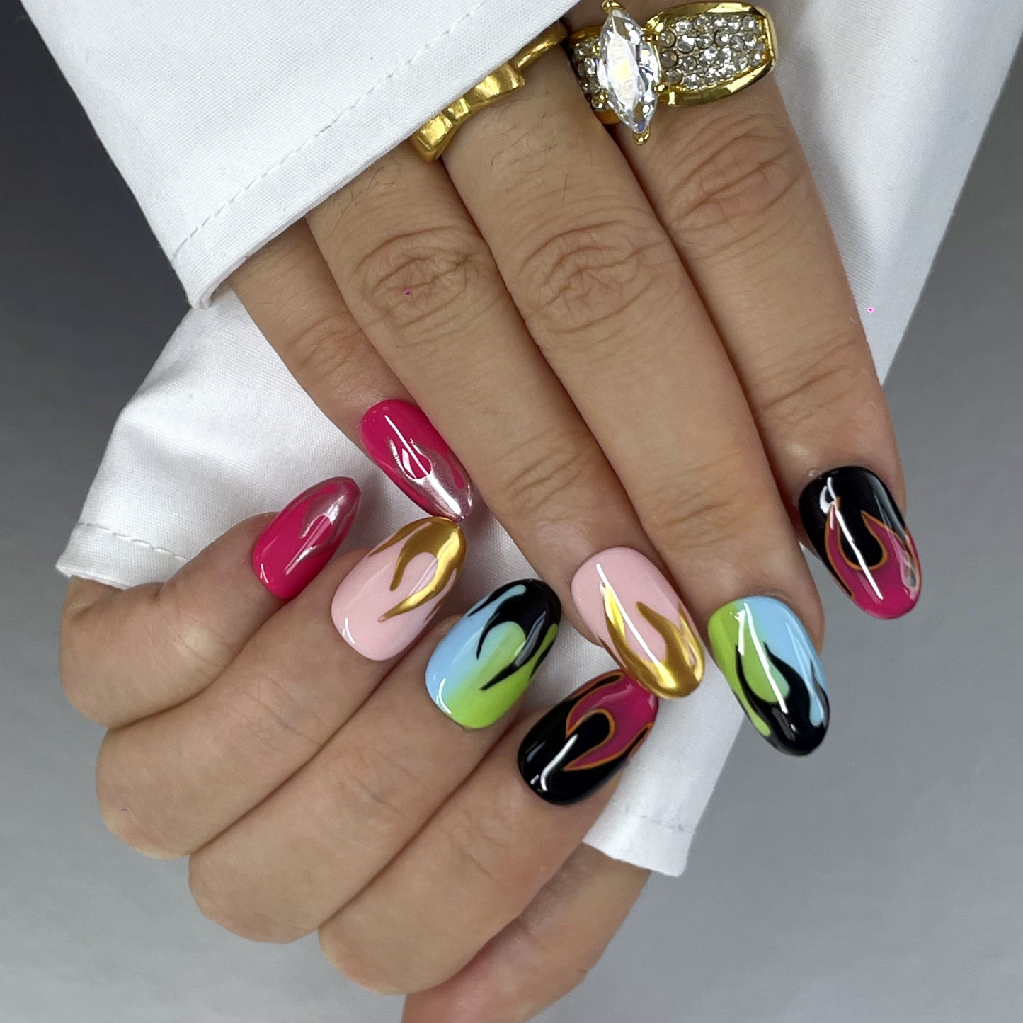 Colorful Short Oval Press-On Nails with Fiery Designs（K65）